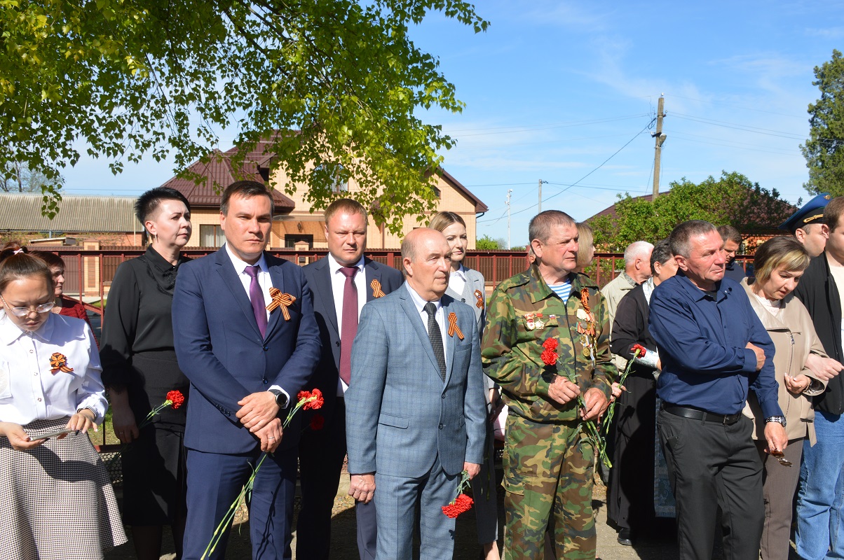 В СОШ № 3 станицы Старощербиновской торжественно открыта мемориальная доска  выпускнику школы, погибшему при исполнении служебного воинского долга в  ходе специальной военной операции | 05.05.2023 | Старощербиновская -  БезФормата