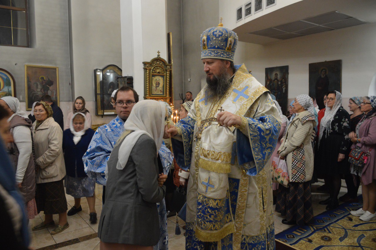 В преддверие праздника Покрова Пресвятой Богородицы Епископ Ейский и  Тимашевский Павел совершил Всенощное бдение в храме Покрова Пресвятой  Богородицы станицы Старощербиновской | 16.10.2023 | Старощербиновская -  БезФормата